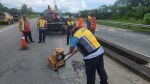 TINDAKAN SEGERA PEMBAIKAN TELAH DIAMBIL TERHADAP ADUAN DI JALAN TUANKU SHARIF KEDAH (L760) OLEH BAH. JALAN DAN TEAM PENYELENGGARAAN JKR WP LABUAN.