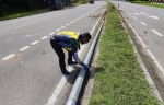 PASUKAN BAHAGIAN ELEKTRIK JKR WP LABUAN MENINJAU KEROSAKAN TIANG LAMPU DI JALAN POHON BATU (L700) BERHAMPIRAN PELADANG AKIBAT DILANGGAR