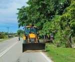 PEMBERSIHAN RUMPUT YANG MENUTUP GARISAN JALAN SECARA JABATAN DI JALAN SG LADA (L703), WP LABUAN. - MENINGKATKAN KESELAMATAN DAN KESELESAAN PENGGUNA JALANRAYA