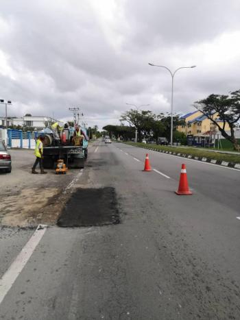 TINDAKAN SEGERA TAMPALAN PREMIX KEROSAKAN JALAN DENGAN PEMANTAUAN BAH. JALAN